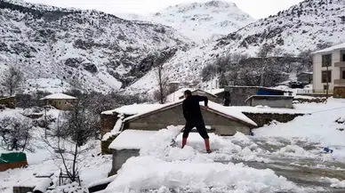 Girlevik Şelalesi Beyaza Büründü, Köyde Yaşayan Vatandaşlar Bacalarını Küredi