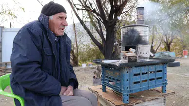 İçinde Yaşadığı ve İş Yeri Olduğu Barakası Yandı, 75 Yaşında Güç Durumda Kaldı