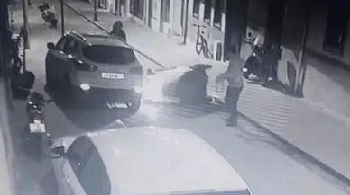 Kaldırımdan İnmeye Çalışırken Fizik Kurallarını Unuttu, Tepetaklak Oldu