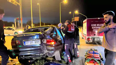 Kamyon Arabaya Çarptı, Araçta Sıkışan Sürücüyü İtfaiye Grupları Kurtardı