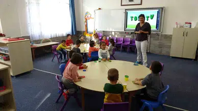 Kanseri Yenen Ayşegül Öğretmen 2 Yıl Sonra Öğrencilerine Kavuştu, Okul Bayram Yerine Döndü