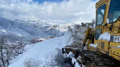 Karla Kaplı Şırnak’ta Yol Açma Çalışmaları Devam Ediyor