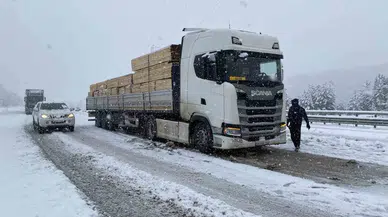 Kastamonu’da 430 Köy Yolu Ulaşıma Kapandı, Ağır Tonajlı Araçlar Yolda Kaldı
