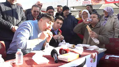 Kebabı En Süratli Yiyen Altın Bedelindeki Baklavayı Kaptı