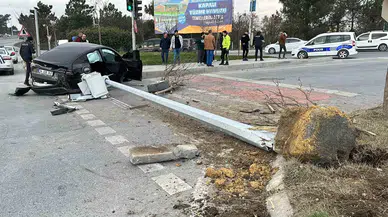 Kırmızı Işıkta Geçtiği Sav Edilen Tesla Şoförü Evvel Minibüse Sonra Kgys Direğine Çarptı: 1 Yaralı