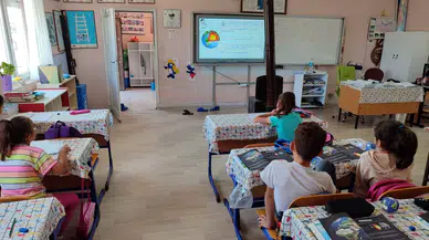 Kırsaldaki Birleştirilmiş Sınıflı İlkokullara Öbür Okullardan Etkileşimli Tahta Dayanağı