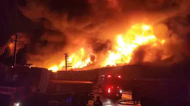 Kocaeli’de Çıkan Yangın Tüm Fabrikayı Sardı, Gecenin Karanlığı Alevlerle Aydınlandı