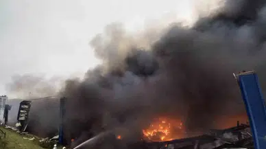 Kocaeli’de Lojistik Deposunda Çıkan Yangına 47 Araç 130 Çalışanla Müdahale Sürüyor