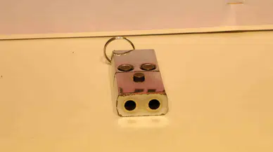 Konutlarında Anahtarlık Formunda Suikast Tabancası ve Otomatik Silah Çıktı