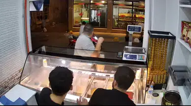 Manavda Alışveriş Yapan Şahsa Silahlı Atak Kamerada