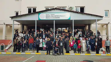 Öğretmenler, Özel Öğrencilerle Çalıp Söyledi