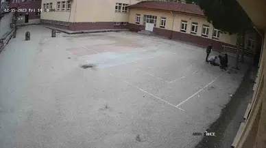 Okul Bahçesinde Kalbi Duran Öğrenciyi Öğretmeni Kurtardı: O Anlar Kamerada