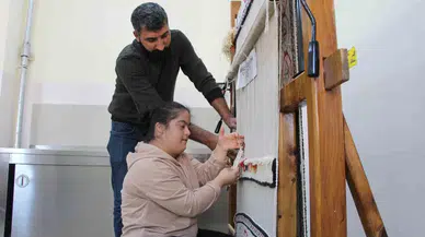 Özel Öğrenciler Asırlık Teknikle Halı Dokuyor