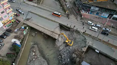 Rize’de Şiddetli Yağışlarda Taşkınlara Sebep Olan Köprüler Yıkılıyor