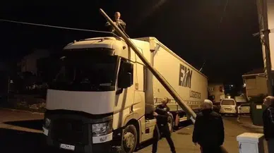 Sancaktepe’de Yanlış Yola Giren Tır Ortalığı Birbirine Kattı