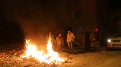 Sarsıntı Dehşetiyle Kendini Sokağa Atan Vatandaşlar Ateş Yakarak Isındı