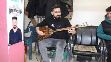 Siirt’te Berberde Canlı Müzik Eşliğinde Tıraş Keyfi