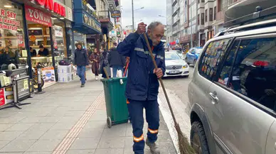 Sokakta Paklık Yapan Görevliyi Darp Ettiler