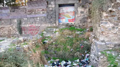 Tarihi Cizre Kalesi Çöplerden Geçilmiyor
