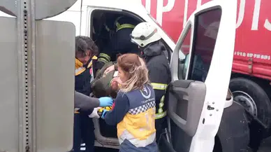 Tırla Çarpışan Minibüste Sıkışan Yabancı Asıllı Sürücüyü İtfaiye Kurtardı