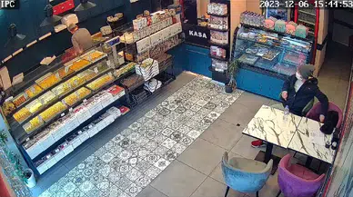 Ünlü Baklavacıda Kaşla Göz Ortası Hırsızlık Kamerada: Tatlı Siparişi Verip Cüzdanı Çaldı