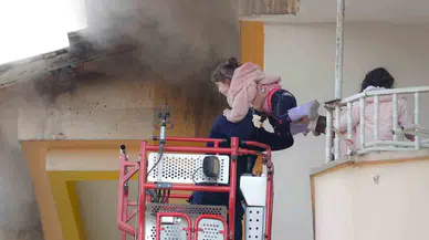 Yangın Çıkan Binada Mahsur Kalan 25 Kişi İtfaiyenin Müdahalesi ile Kurtarıldı