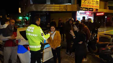 Yayalar Kamyonetin Altında Kalmaktan Saniyelerle Kurtuldu