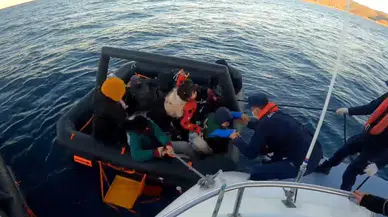 Yunan Ögeleri Çocuklarında Ortalarında Bulunduğu Kaçak Göçmenleri Mevte Terk Etti
