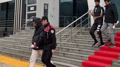 100 Bin Liralık Uyuşturucuyla Yakalandılar Zafer İşareti Yaptılar