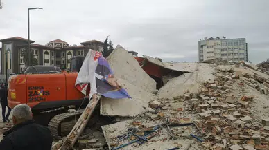 5 Katlı Bina Tek Dokunuşta Çöktü, Kepçe Operatörü Yaralandı