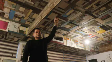 500 Enkazdan Topladığı 5 Bin Modül Ahşabı Ofisinin Tavanında Sanat Yapıtına Dönüştürdü