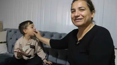 Acılı Anne Asrın Felaketinde Kaybettiği Evlatlarının Hasretini Hayatta Kalan Evlatlarıyla Gideriyor
