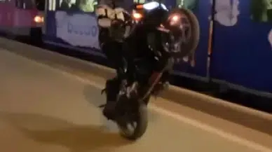 Ağır Trafikte Motosikletin Önünü Kaldırarak Akrobatik Hareketler Yaptı