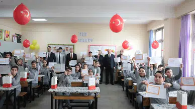 Ağrı’da Yine Okula Kazandırılan Çocuklar Karne Heyecanı Yaşadı