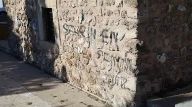 Akbaş Baba Türbesi’ne Sprey Boyalı Hücum
