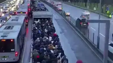 Altunizade Metrobüs Durağında İnsan Seli