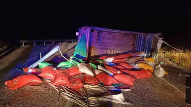 Antaya’da Yem Yüklü Kamyon Yan Yattı: 1’i Ağır 3 Yaralı