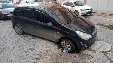 Araba Çukura Daldı, Şoför Reaksiyon Gösterdi: "Zararım Karşılansın"