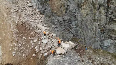 Artvin’de Heyelanlar Sonrası Profesyonel Dağcılar Yamaçlarda Kaya Paklığına Başladı