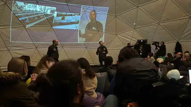 Astronot Gezeravcı’yı da Taşıyan Uzay Aracının İstasyona Kenetlenmesi Kent Meydanlarından Takip Ediliyor