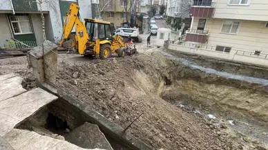Avcılar’da 4 Katlı Bir Binanın İstinat Duvarı Çöktü