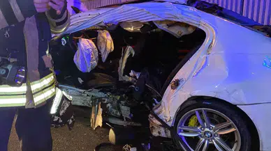 Bariyere Çarpan Araba Hurdaya Döndü: 2 Meyyit, 1 Yaralı