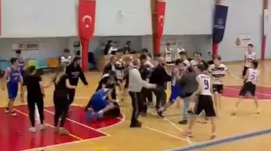 Basketbol Alanı Boks Ringine Döndü..bir Oyuncu Yaralandı