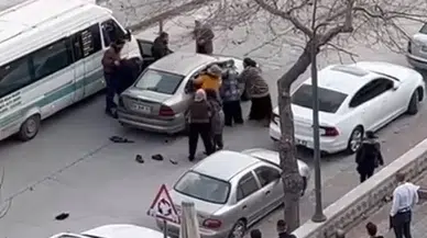 Bayanların Arabadaki Şahıslarla Arbede Anı Kamerada