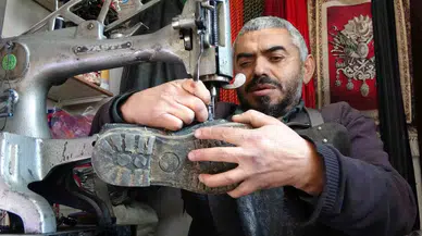 Bedensel Engelli Kundura Ustası, Çeyrek Asırdır Ayakkabı Tamir Ediyor