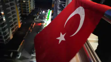 Belediye Hoparlörden Duyurdu, Vatandaşlar Şehitler İçin Konutuna Türk Bayrağı Astı