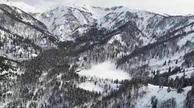 Beyaz Örtüyle Kaplanan Borçka Karagöl’ün Eşsiz Görüntüsü Havadan Görüntülendi