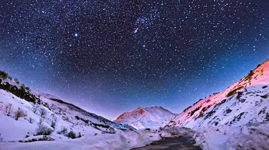 Beyaza Bürünen Bitlis’in Yıldızlarla Bütünleşmesi Hayran Bırakıyor