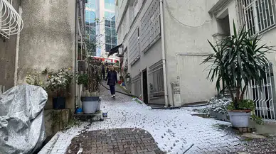 Beyoğlu’nda Binada Çıkan Yangın Korkuttu: Mahsur Kalan Yaşlı Bayan Kurtarıldı