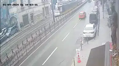 Beyoğlu’nda Tramvayın Kamyoneti Sürüklediği Anlar Güvenlik Kamerasında